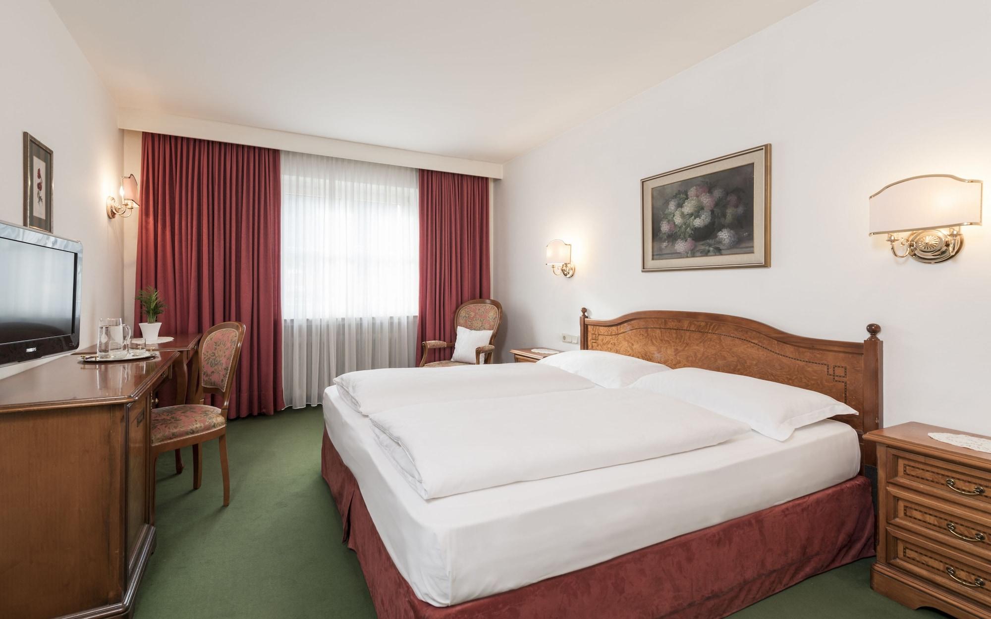 Hotel Gruener Baum Брессаноне Экстерьер фото
