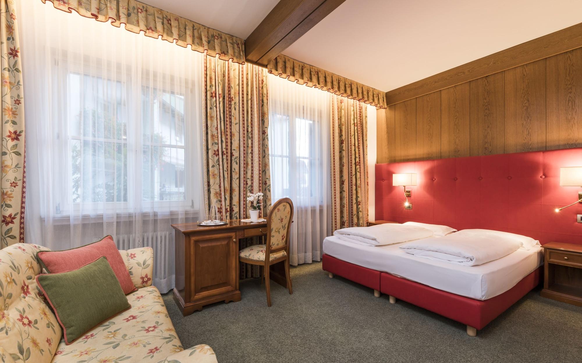 Hotel Gruener Baum Брессаноне Экстерьер фото