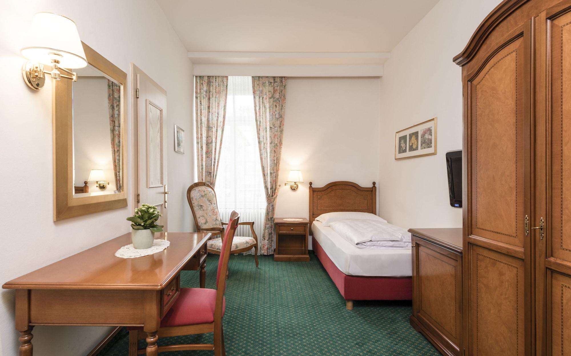 Hotel Gruener Baum Брессаноне Экстерьер фото