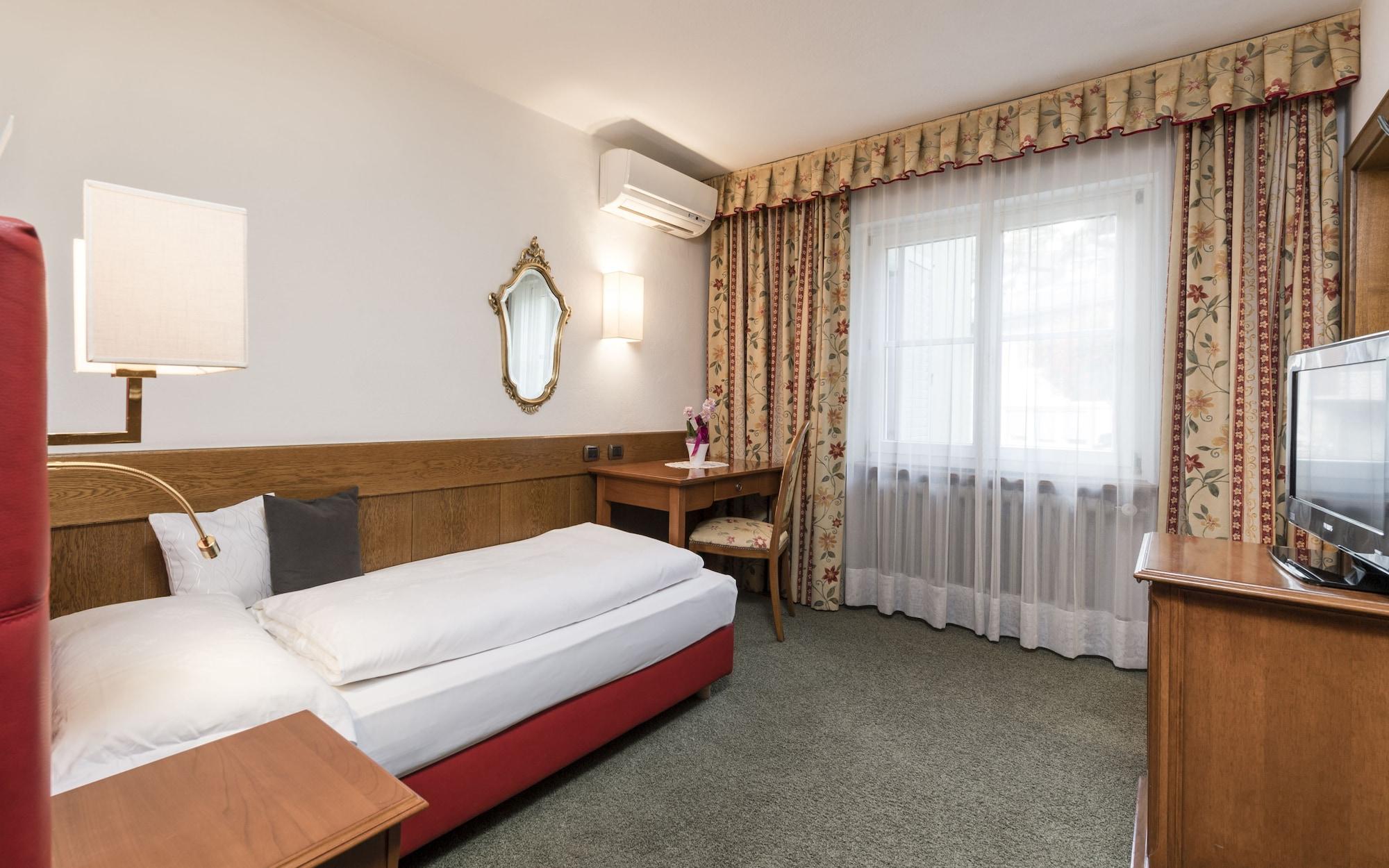 Hotel Gruener Baum Брессаноне Экстерьер фото
