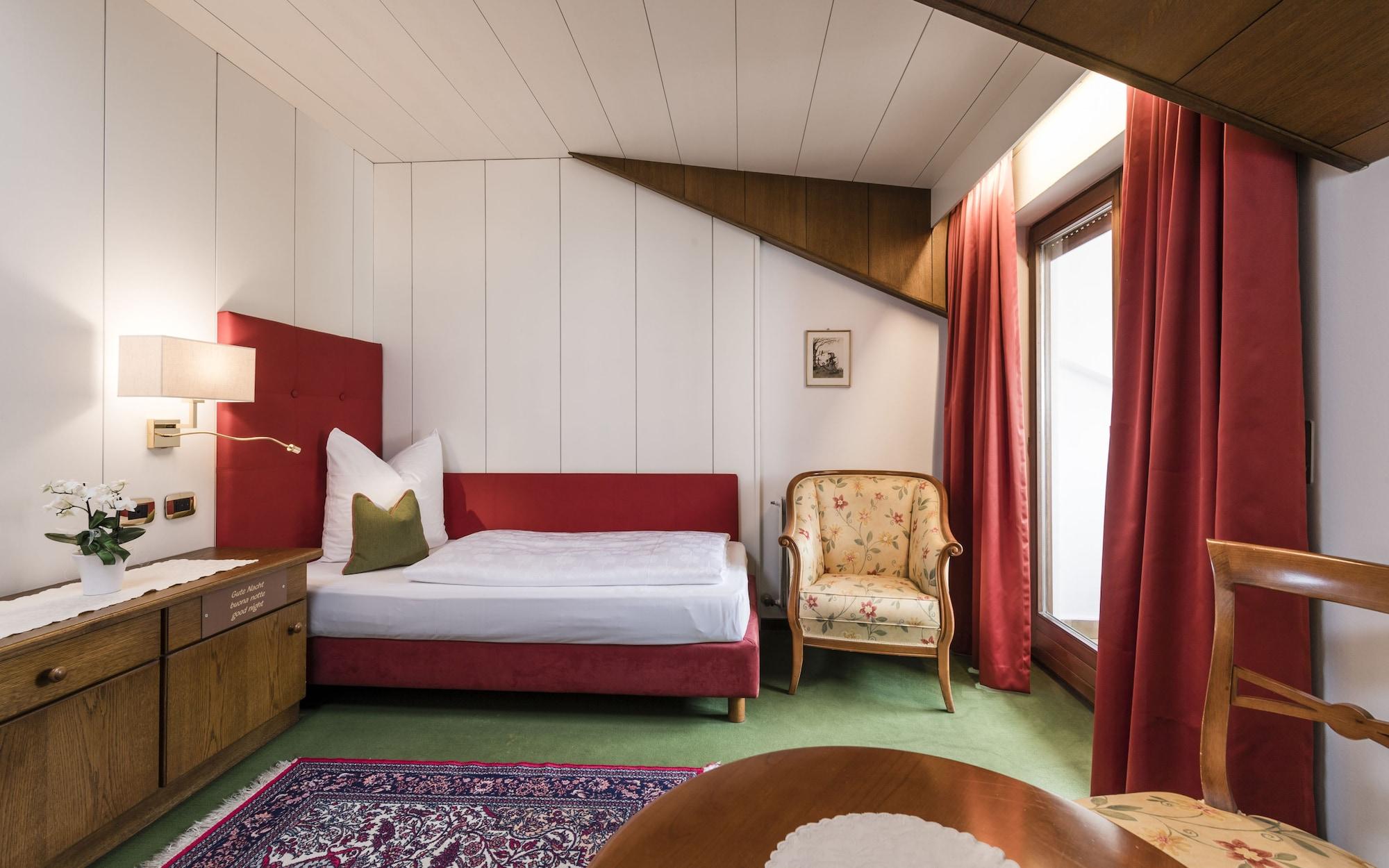 Hotel Gruener Baum Брессаноне Экстерьер фото
