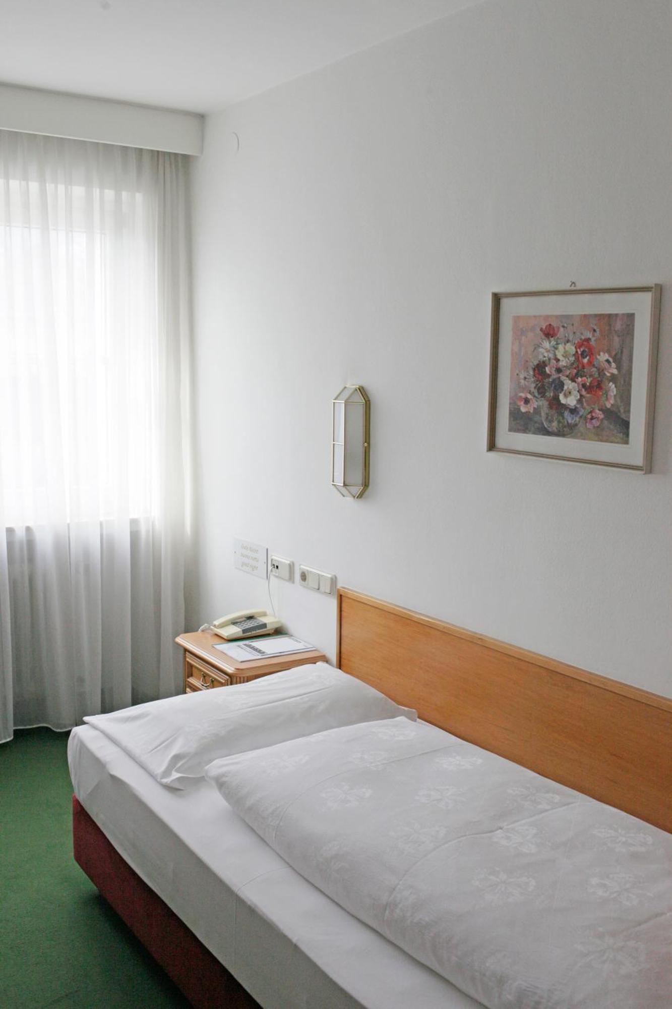 Hotel Gruener Baum Брессаноне Номер фото