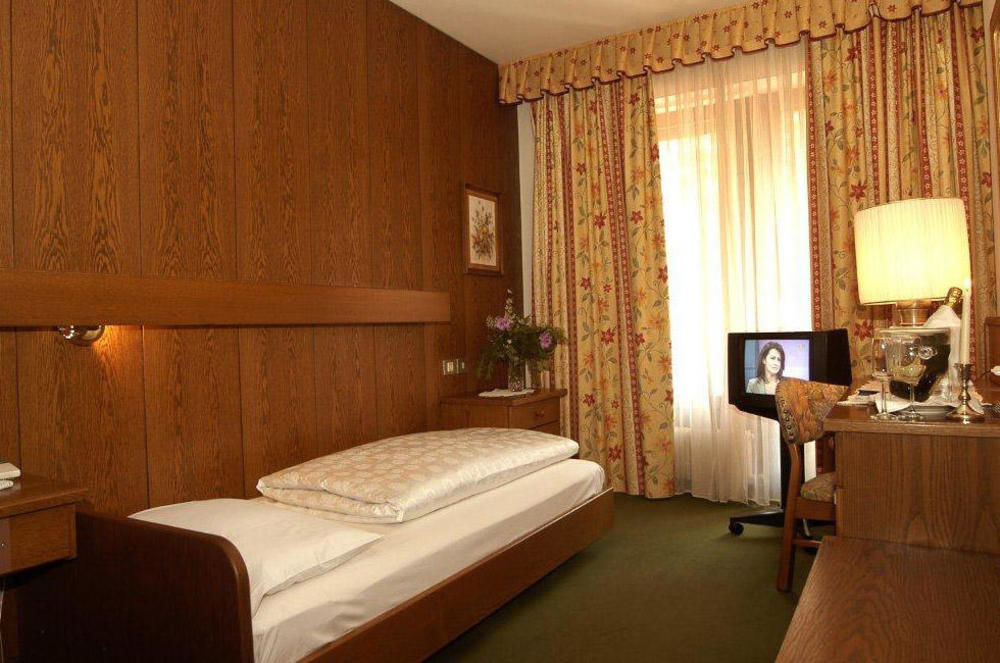 Hotel Gruener Baum Брессаноне Экстерьер фото