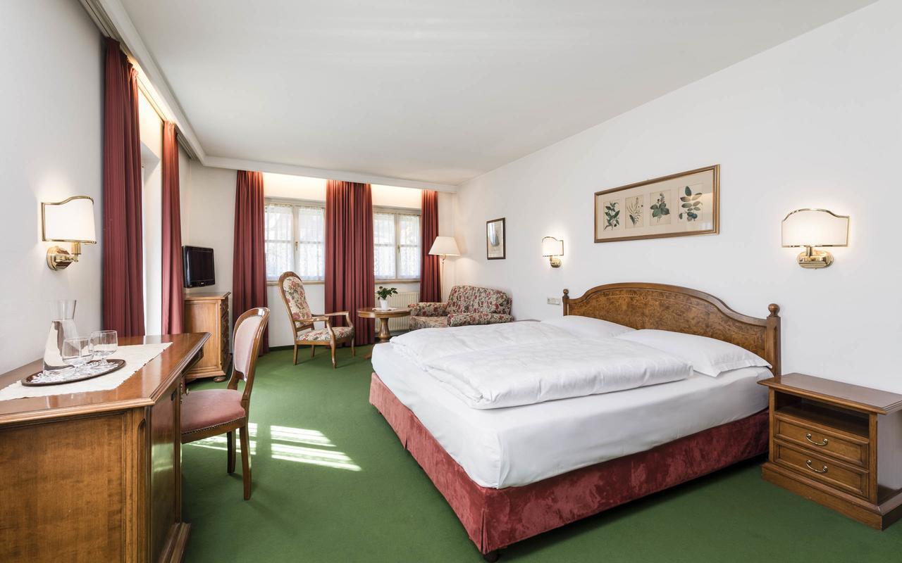 Hotel Gruener Baum Брессаноне Экстерьер фото